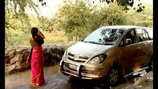 Desi Bhabhi di India lagi bebersih mobil, adegan panas eksklusif yang bikin nagih, wajib tonton sampai habis.