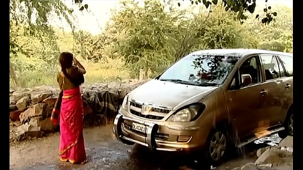 Desi Bhabhi di India lagi bebersih mobil, adegan panas eksklusif yang bikin nagih, wajib tonton sampai habis.