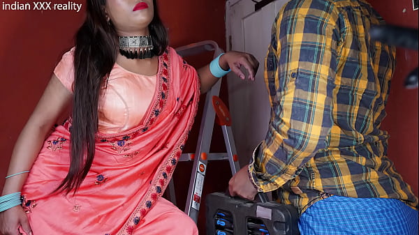 Bapak montir India yang lagi benerin pipa, bikin basah kuyup di kamar mandi