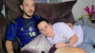 Irmã tadinha se derrete pro irmão enquanto o Brasil joga na TV