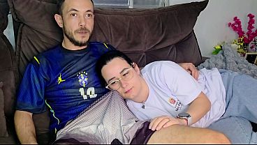 Irmã tadinha se derrete pro irmão enquanto o Brasil joga na TV