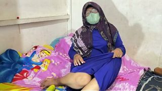 Wanita berhijab lagi mainin diri sendiri, basah kuyup nikmatin sendiri.