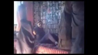 Pasangan Desi Ngewe Bertiga – Aksi Nekat Part 1