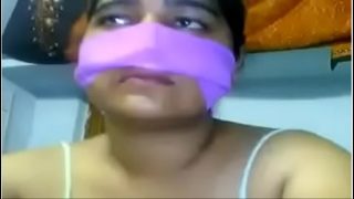 Desi cewek Neha siap digoyang, bibirnya merah basah, badan panas minta dipegang.