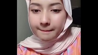 Ngewe live pake jilbab, crot di depan kamera