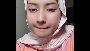 Ngewe live pake jilbab, crot di depan kamera