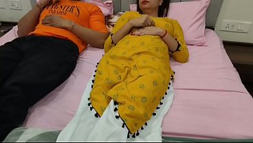 Desi bhabhi mandi mein pehli baar zor se chod diya